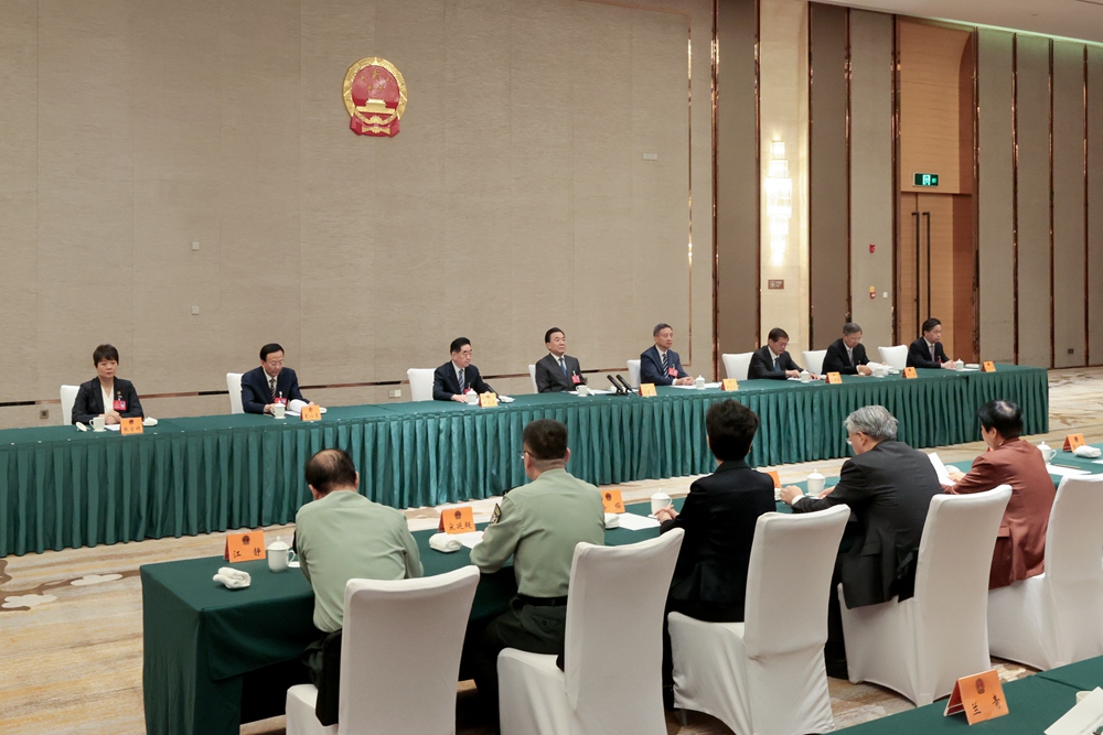 省十四屆人大四次會議主席團舉行第三次會議