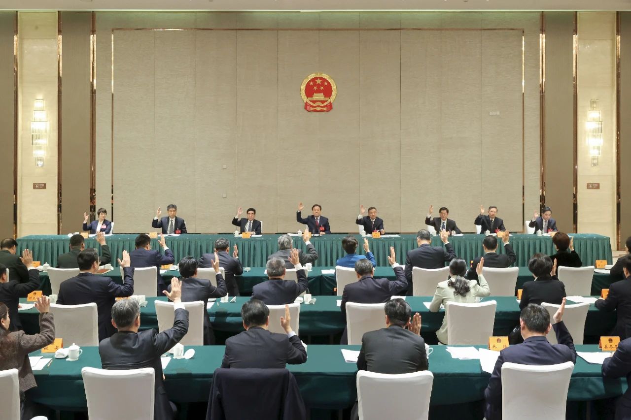 省十四屆人大三次會議主席團(tuán)舉行第五次會議