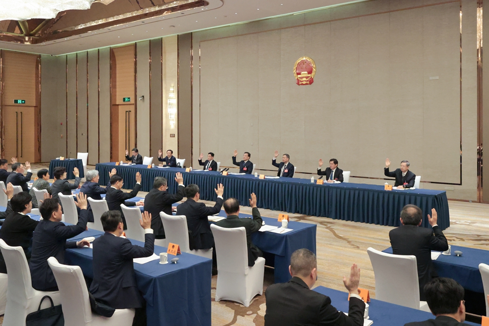 省十四屆人大五次會議主席團(tuán)舉行第四次會議