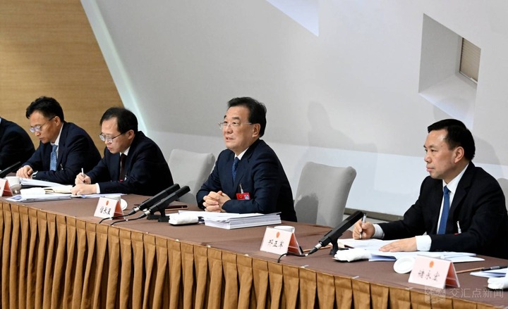 信長星參加連云港代表團(tuán)審議