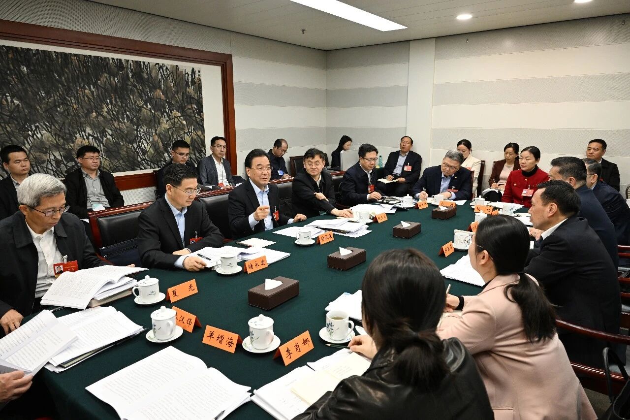 信長(zhǎng)星參加江蘇代表團(tuán)小組會(huì)議